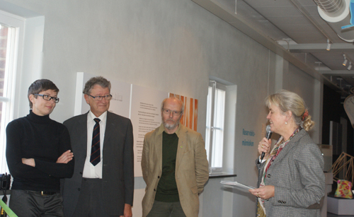 Dekanus Gunilla Thorsson talar